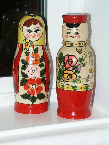 Matroshka dolls salt and pepper shakers design