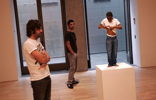 Mind-Blowing-Realistic-Human-Sculptures-by-Ron-Mueck-14
