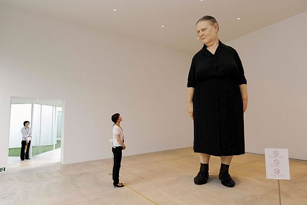 Mind-Blowing-Realistic-Human-Sculptures-by-Ron-Mueck-15