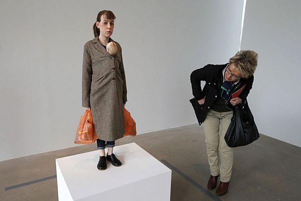 Mind-Blowing-Realistic-Human-Sculptures-by-Ron-Mueck-16