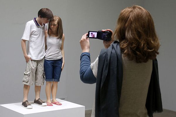 Mind-Blowing-Realistic-Human-Sculptures-by-Ron-Mueck-18
