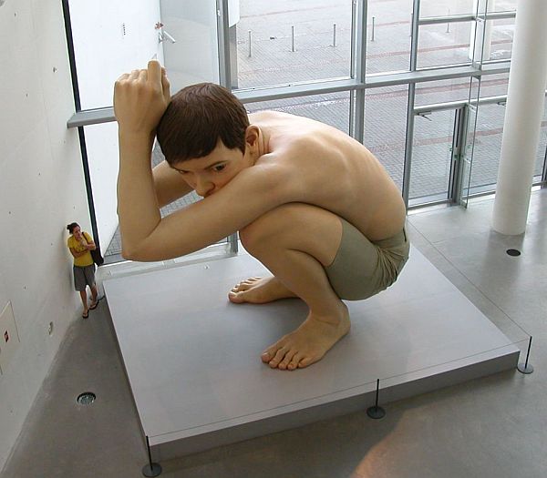 Mind-Blowing-Realistic-Human-Sculptures-by-Ron-Mueck-4