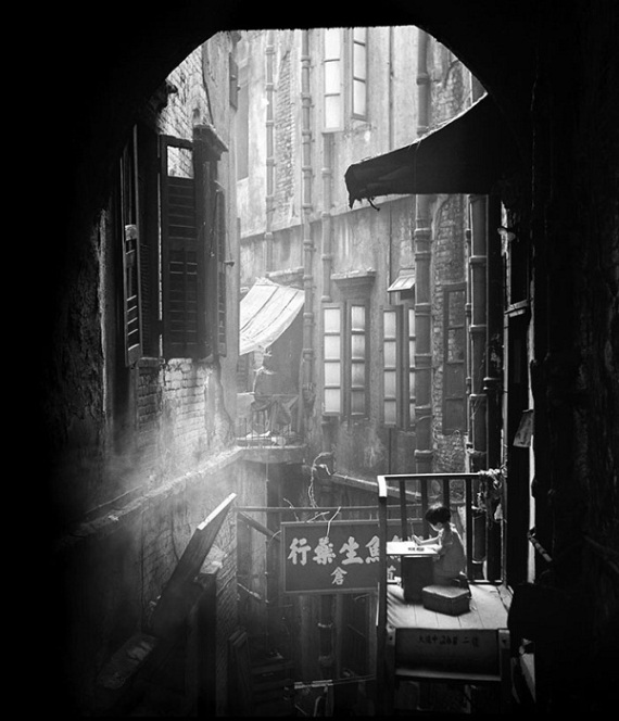 Finding-Love-And-Light-in-1950s-Hong-Kong-2