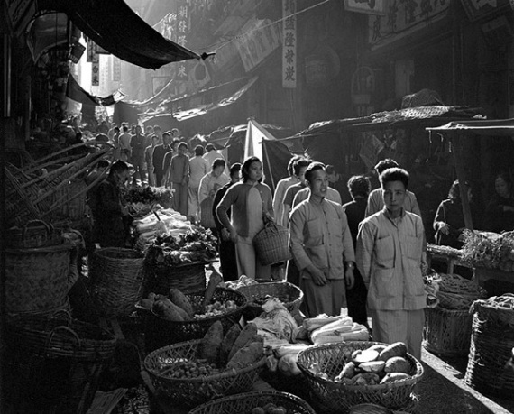 Finding-Love-And-Light-in-1950s-Hong-Kong-6