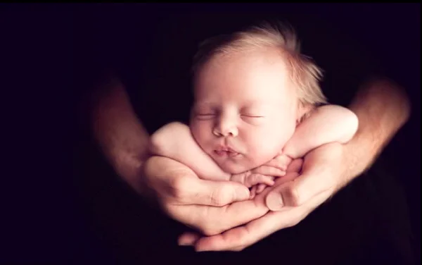 artistic newborn photos
